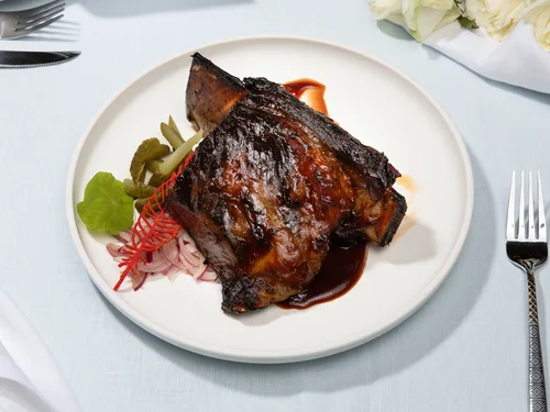 Томленое говяжье ребро с перечным соусом 300 г