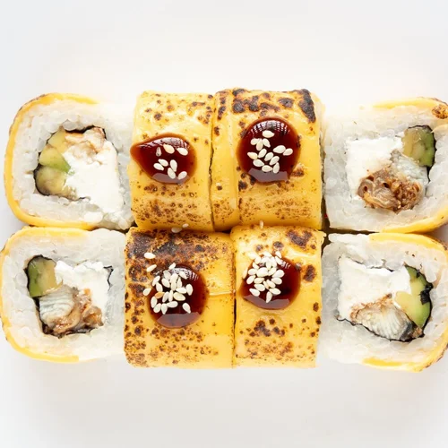 Ролл опаленный с угрем