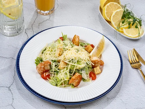 Салат Цезарь с тигровыми креветками