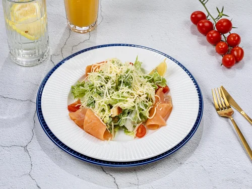 Салат Цезарь с семгой