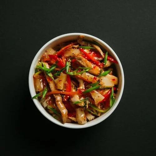 Лапша с цыпленком в соусе тай чили