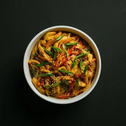 Лапша с цыпленком в соусе карри