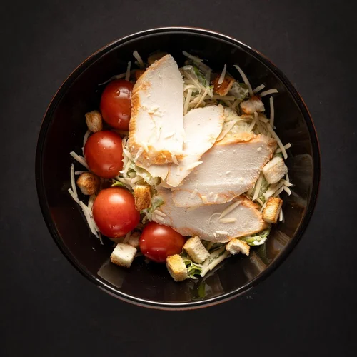 Салат Цезарь с курицей