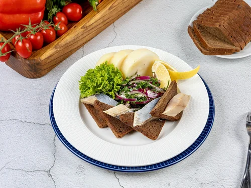 Сельдь с чёрным хлебом