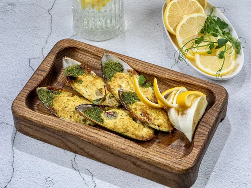 Мидии, запеченные с соусом Песто